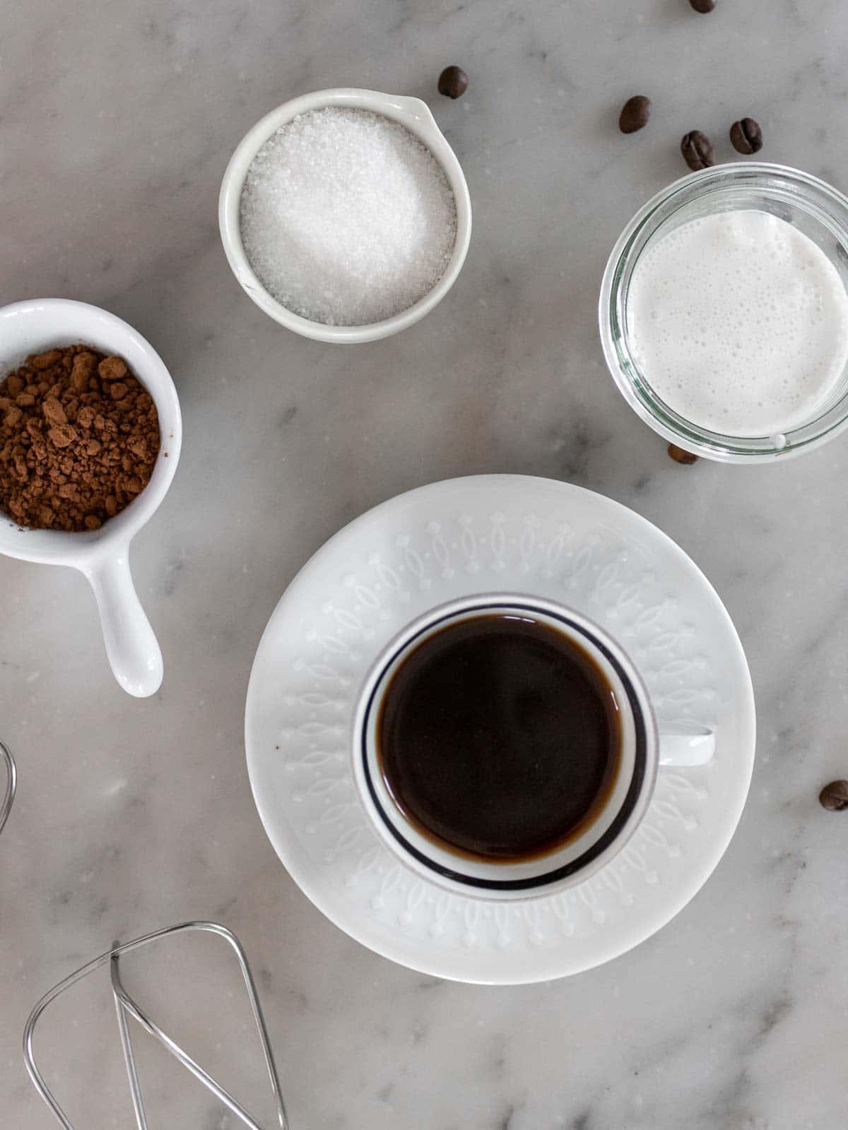 Zutaten für Kaffee-Mousse: Espresso, vegane Schlagsahne, Zucker, Kakaopulver