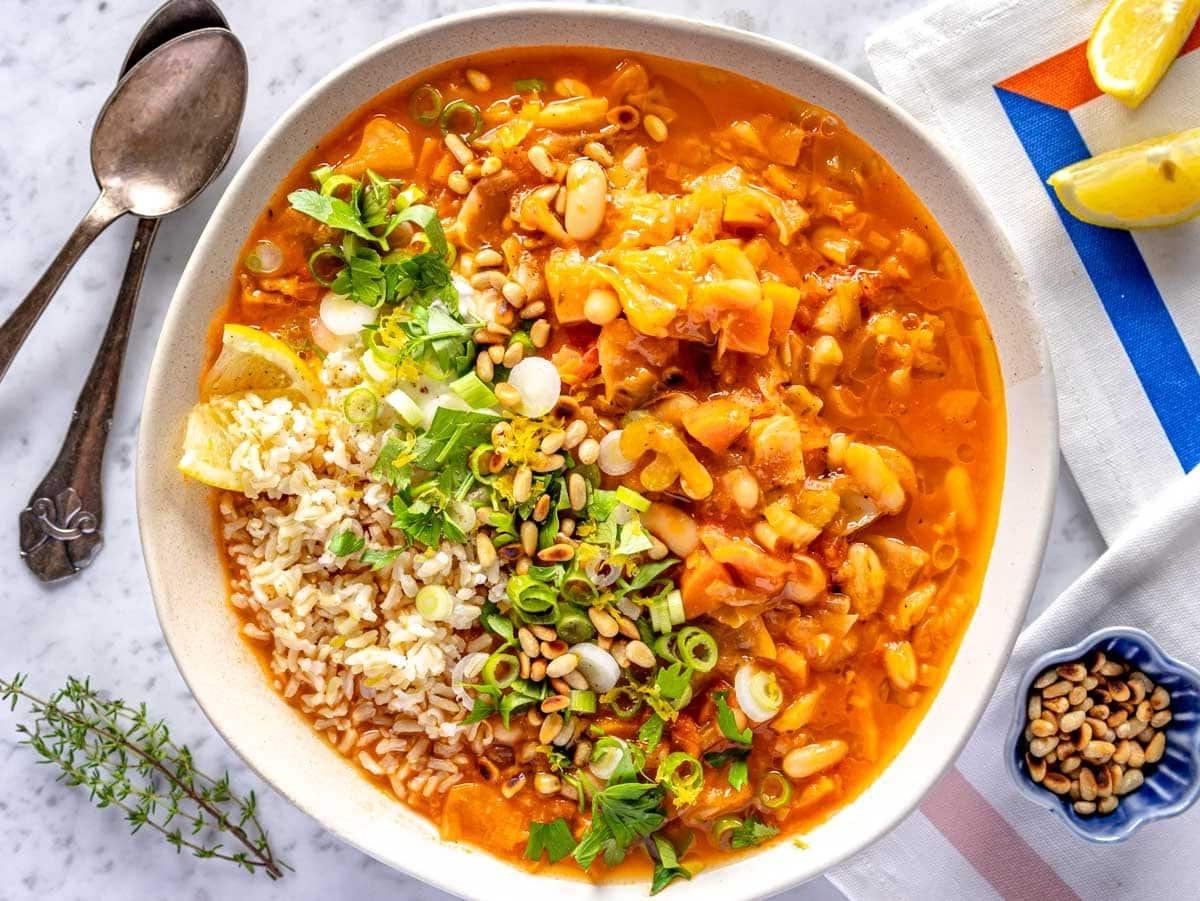 Kohlsuppe in einer weißen handgefertigten Schale