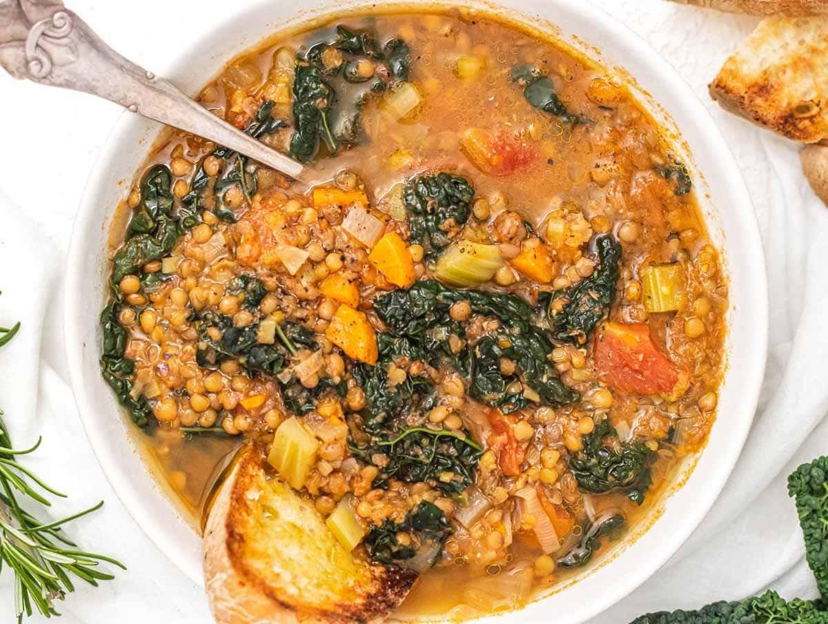 Linsensuppe in einer Schüssel mit geröstetem Brot serviert