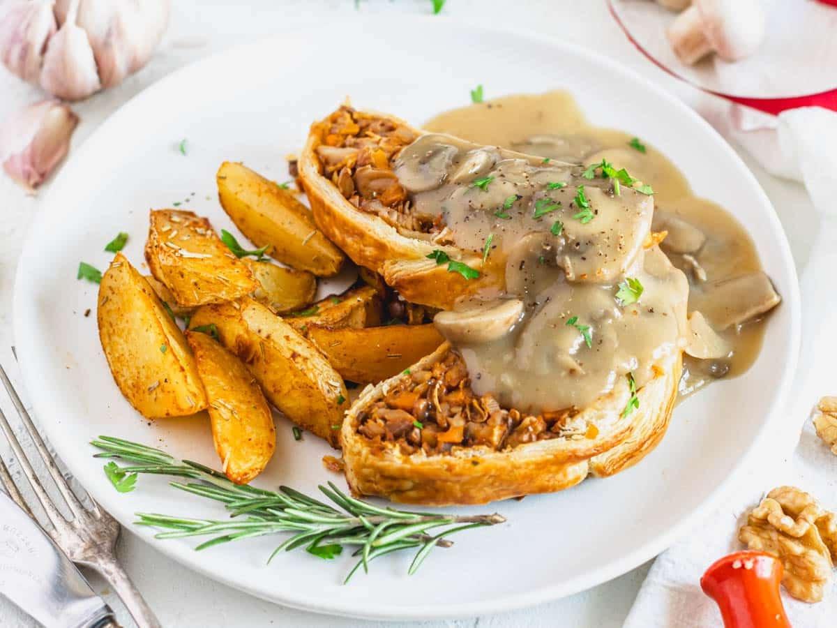 Pilz Wellington und wie man ihn mit Kartoffeln und Soße serviert