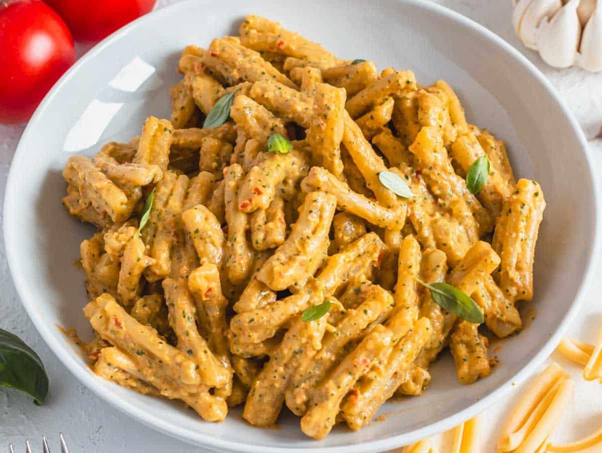 Rotes Tomatenpesto in einer weißen Schüssel