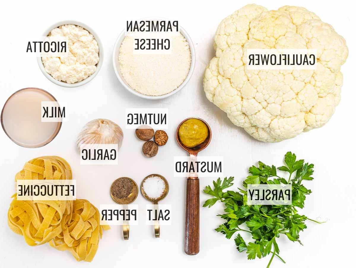 Zutaten für eine cremige Alfredo-Soße ohne schwere Sahne – frischer Blumenkohl, Käse, Milch und Gewürze.