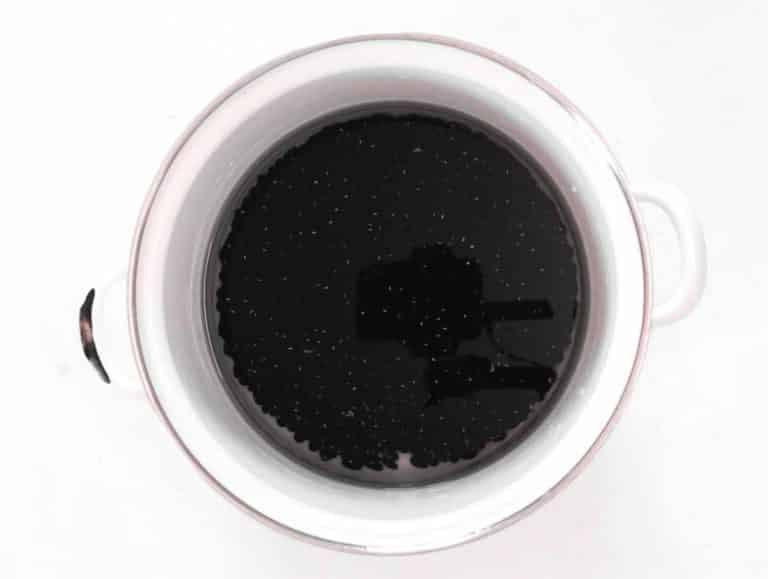 Schwarze Bohnen in Wasser kochen