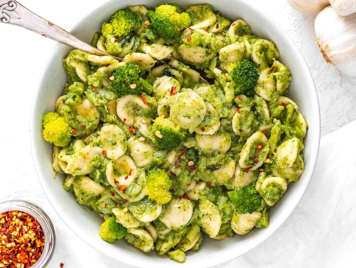 Pasta mit Brokkoli in einer Schüssel