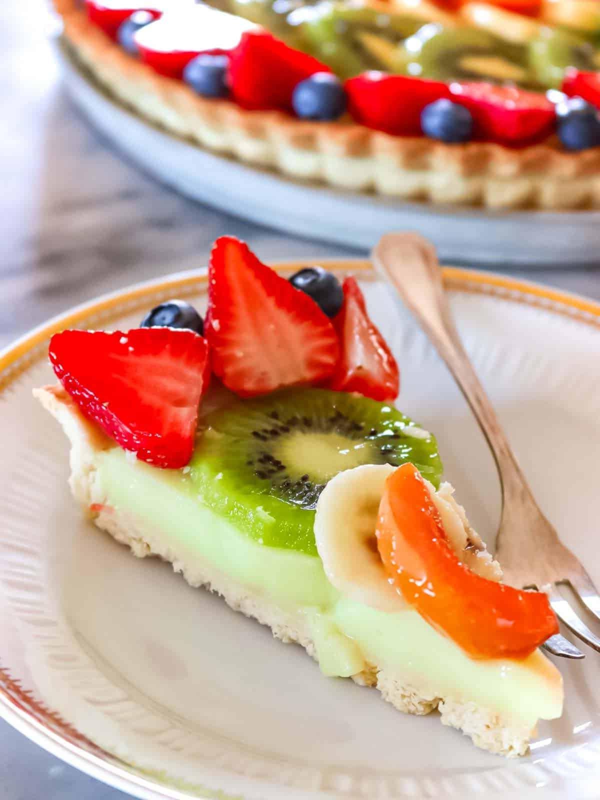 Ein Stück Obsttorte.