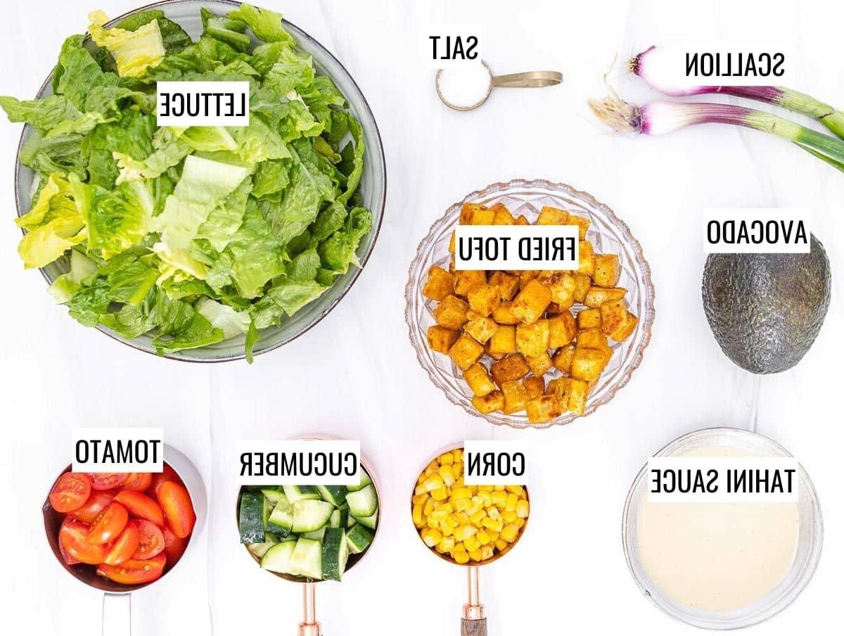 Alle Zutaten für den Tofusalat auf einem Tisch arrangiert.