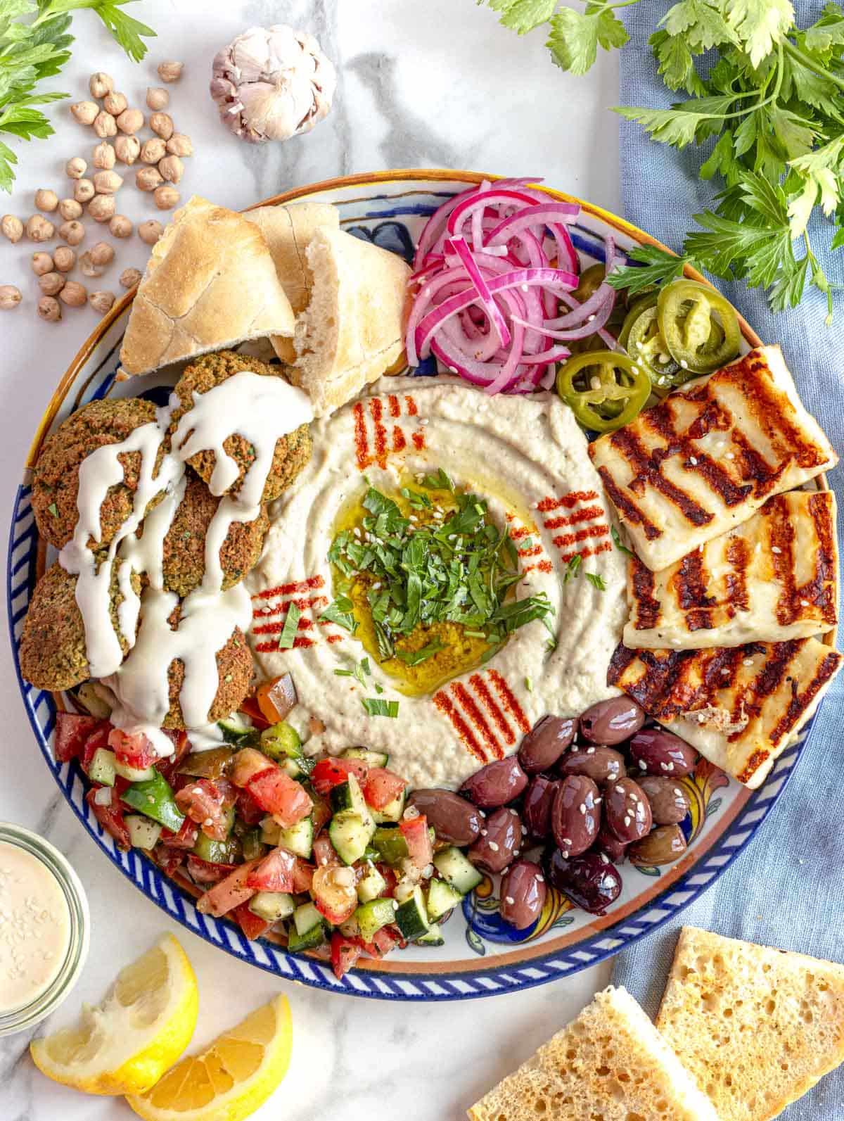 Baba Ganoush auf einer Mezze-Platte serviert.