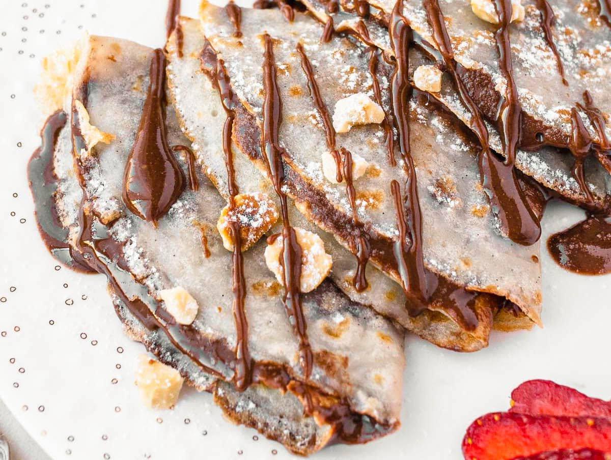 Vegane Crêpes mit Haselnusscreme und Puderzucker
