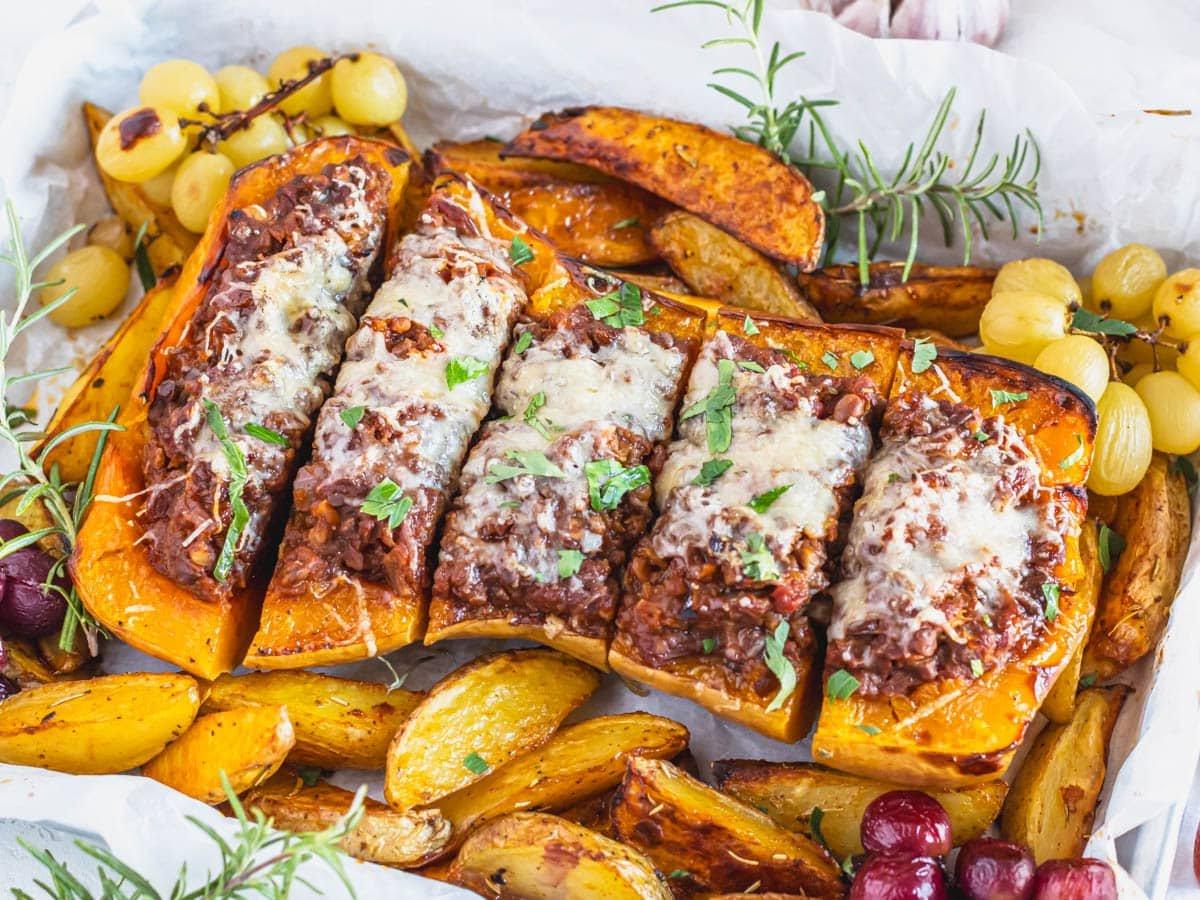 Gefüllter Butternusskürbis nach dem Backen mit geschmolzenem Parmesan
