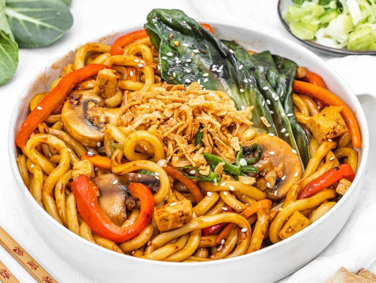 Yaki Udon mit Paprika und Frühlingszwiebeln