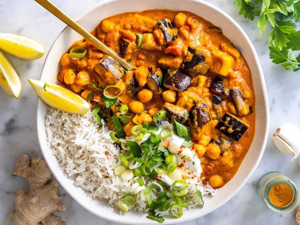 Auberginen-Curry mit Basmatireis und Zitronenspalten.