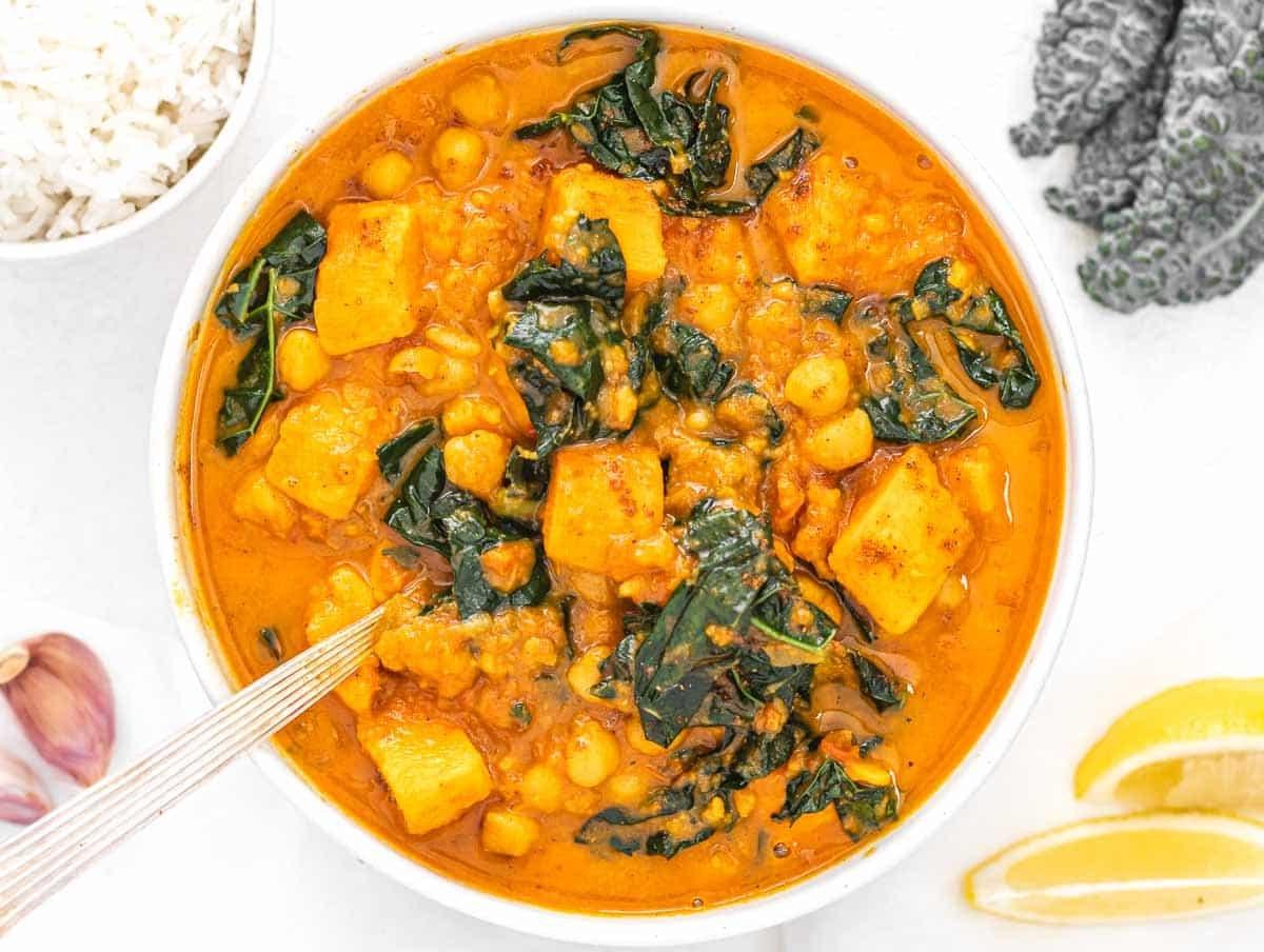 Eine Variation von Süßkartoffel-Curry mit Grünkohl, serviert in einer Schüssel.