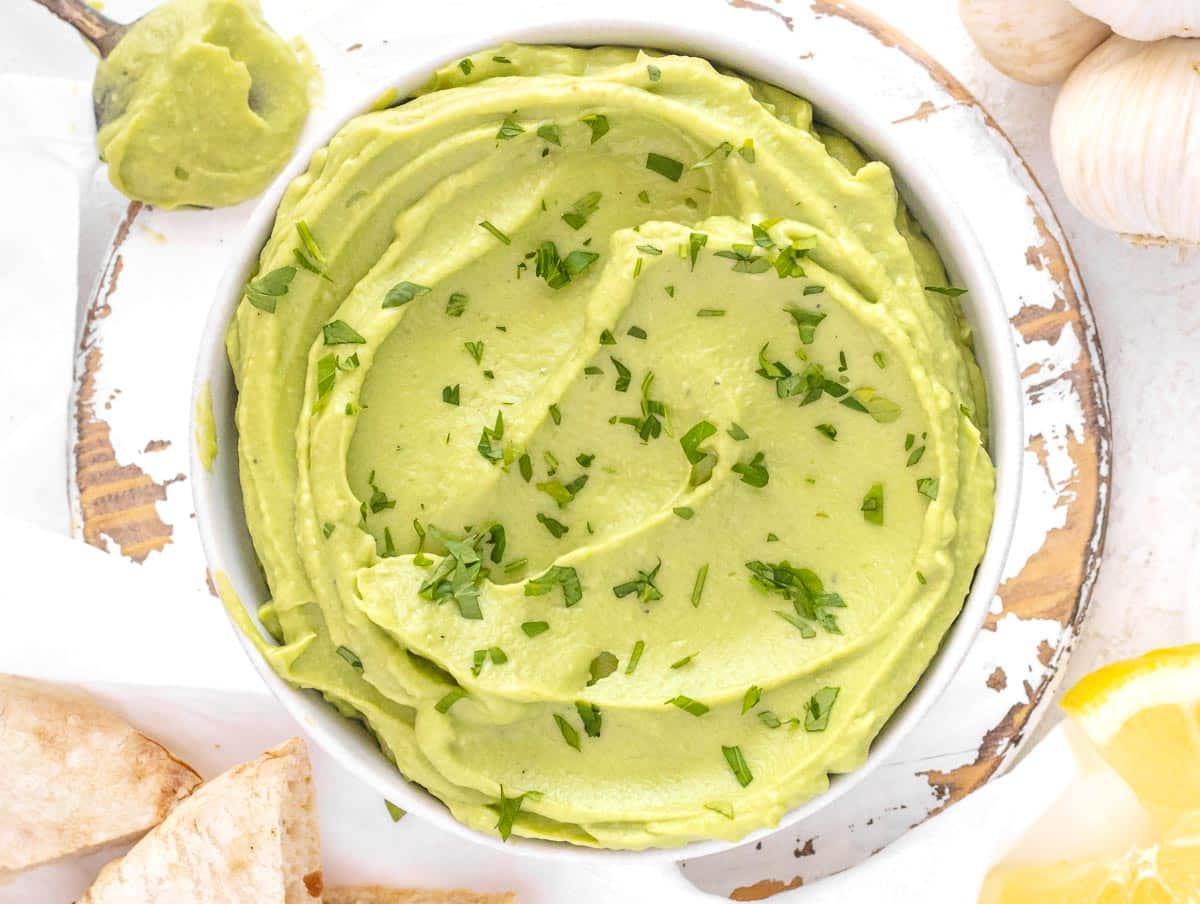 25 Avocado Rezepte 4 Avocado-Dip mit warmem Pitabrot serviert