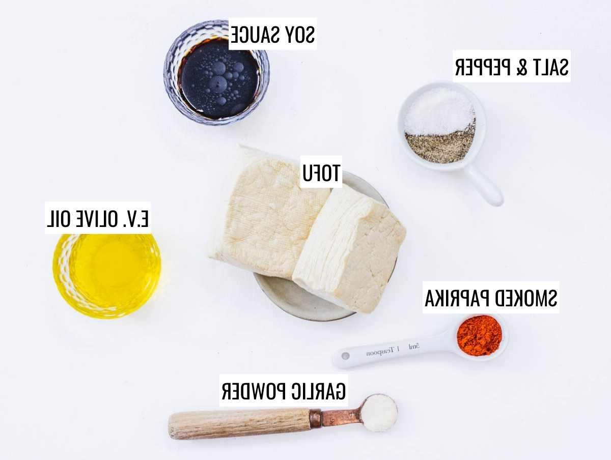Zutaten für Tofu aus der Heißluftfritteuse: Tofublock, Sojasauce, Öl, Gewürze und Maisstärke.
