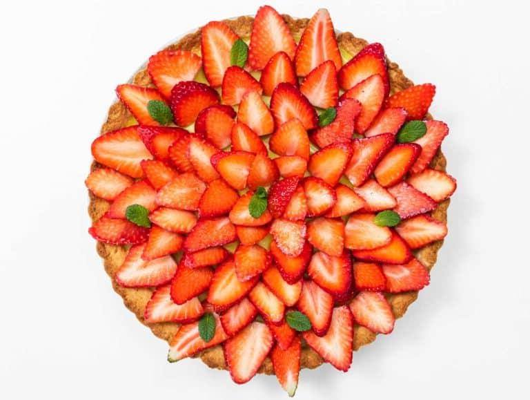 Erdbeertarte mit geschnittenen Erdbeeren
