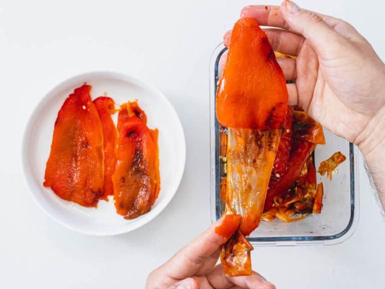 Haut von einer Paprika schälen