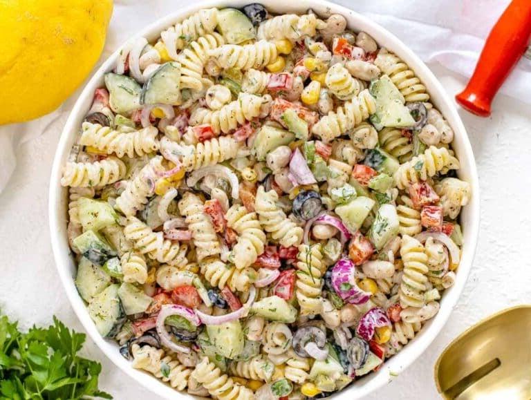 Cremiger Nudelsalat mit Mayonnaise und Zitrone, fertig zum Servieren.