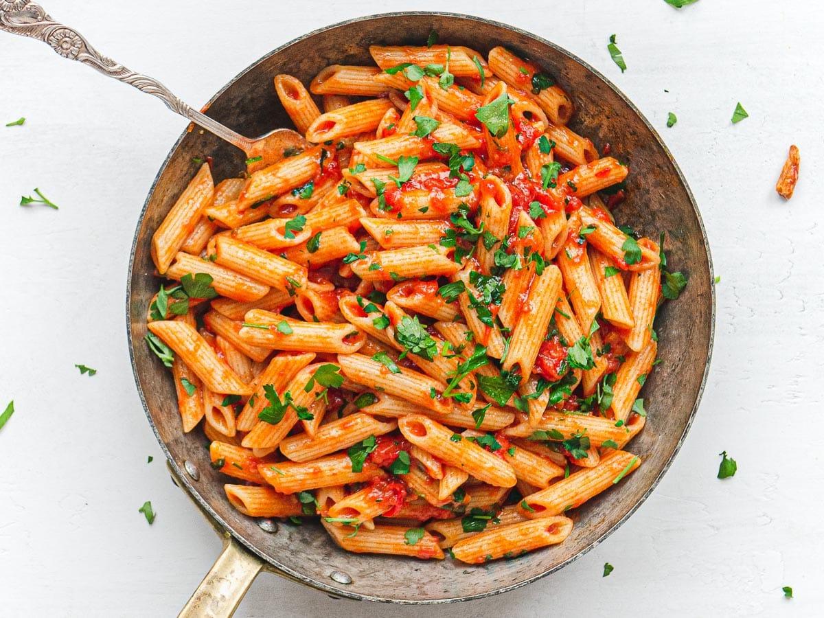 30 vegane Mittagessen-Ideen 31 Penne Arrabbiata in einer Pfanne mit frischen Kräutern