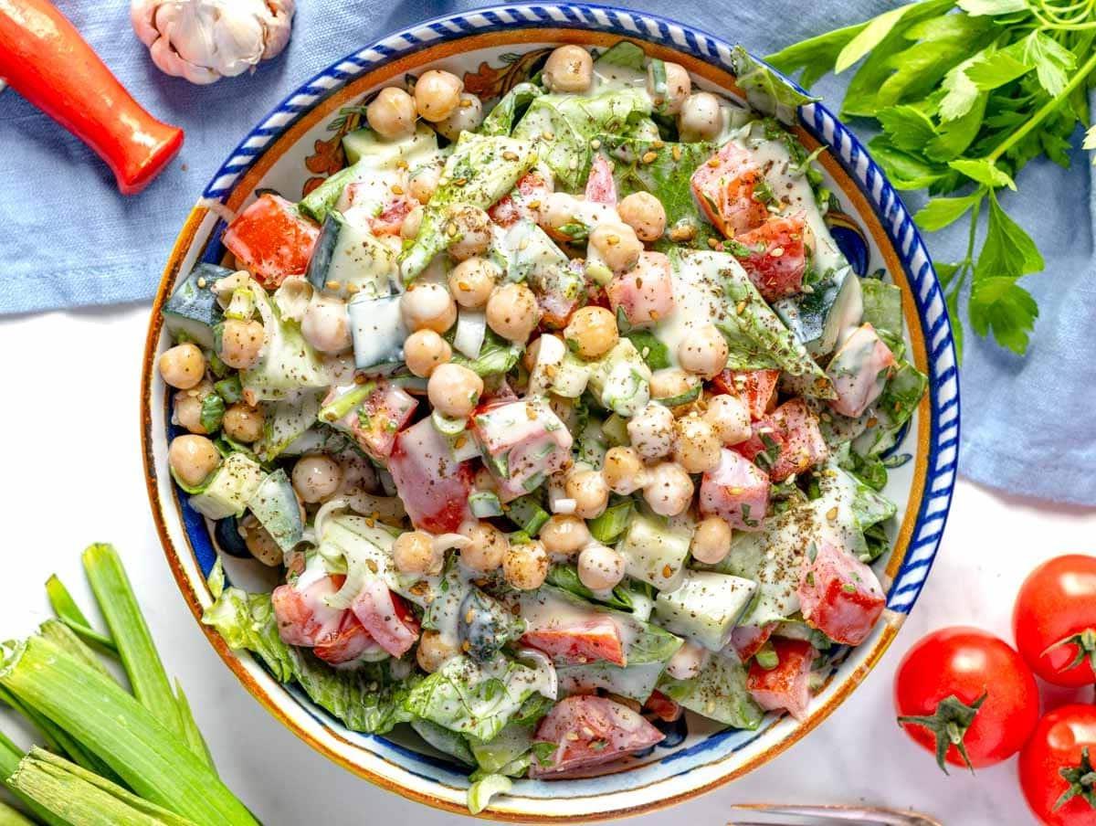 Tahini-Salat mit Kichererbsen.