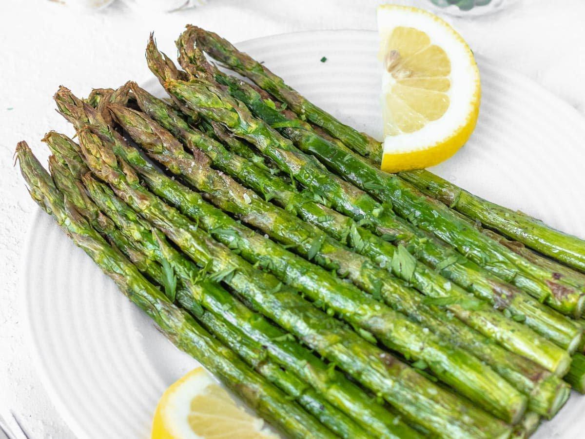 Gerösteter Spargel mit Zitrone und frischer Petersilie