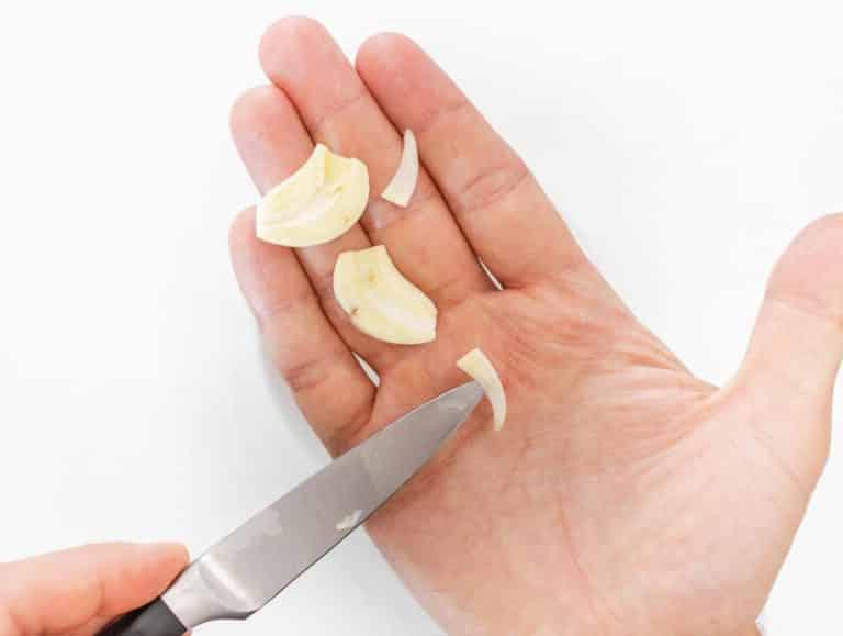 Kern des Knoblauchs entfernen