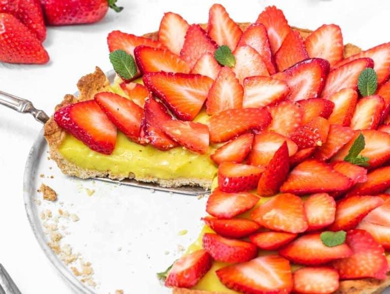 Erdbeertarte mit Vanillecreme und Minze
