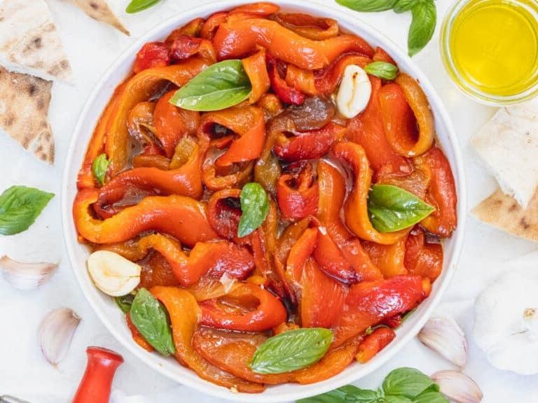 Gegrillte Paprika in einer Schüssel mit Basilikum