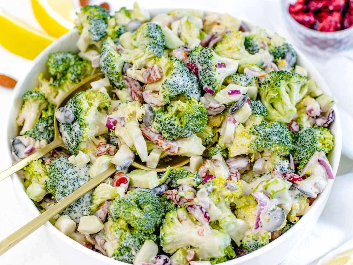 Brokkoli-Salat in einer weißen Schüssel mit Zitrone an der Seite