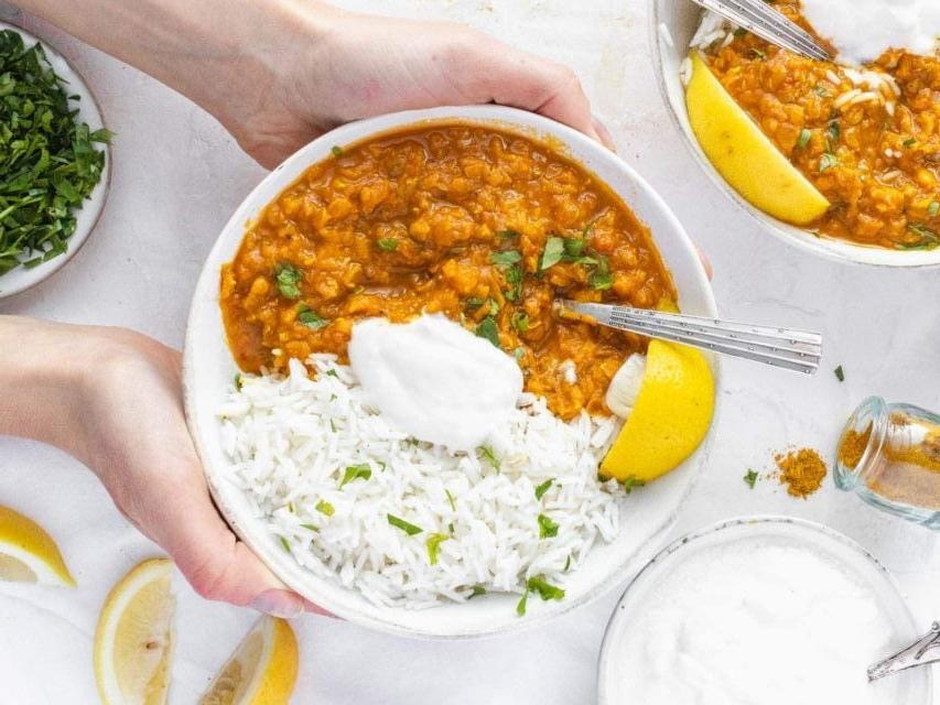 30 vegane Mittagessen-Ideen 32 Portion Linsen-Curry in einer Schüssel