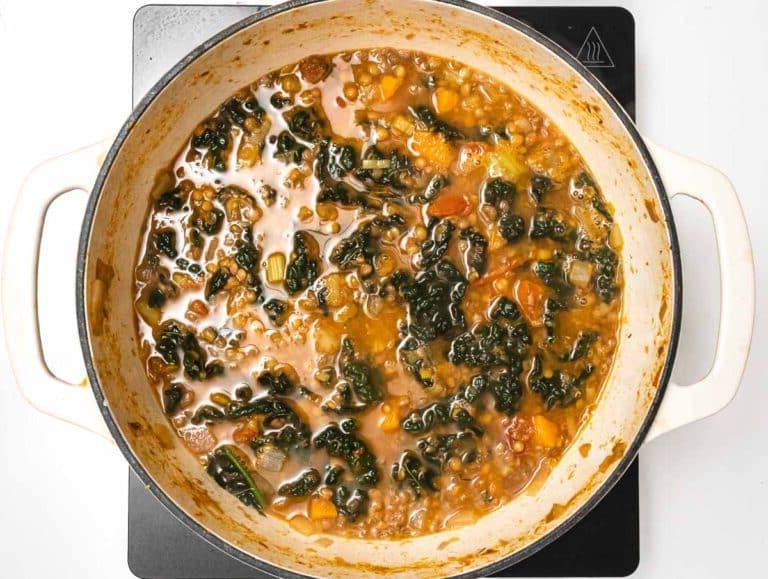 Linsensuppe in einem Topf