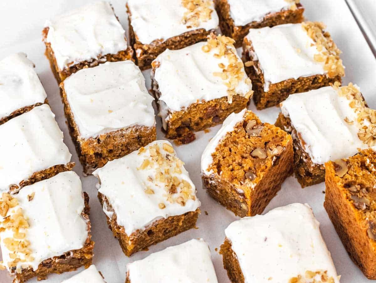 Veganer Karottenkuchen in Quadrate geschnitten
