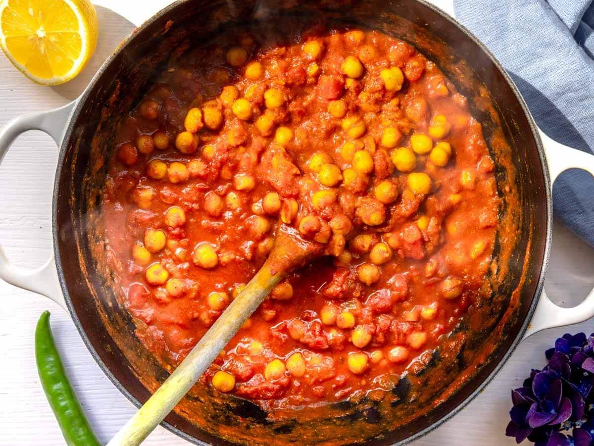 Chana Masala in einem Dutch Oven