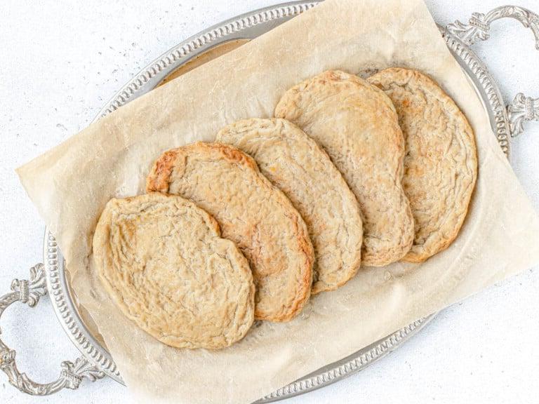 Hausgemachtes Seitan auf einer Silberplatte