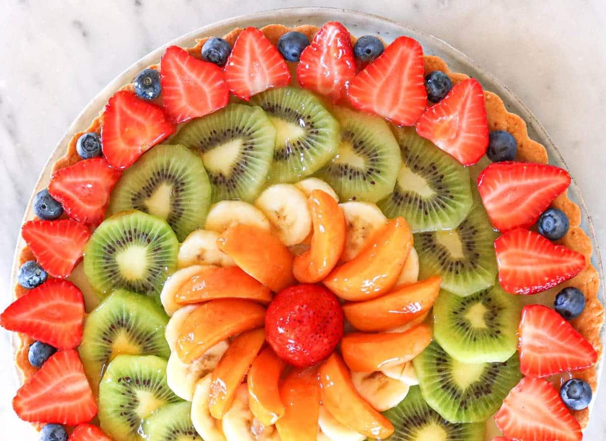 Obstkuchen mit geschnittenen frischen Früchten