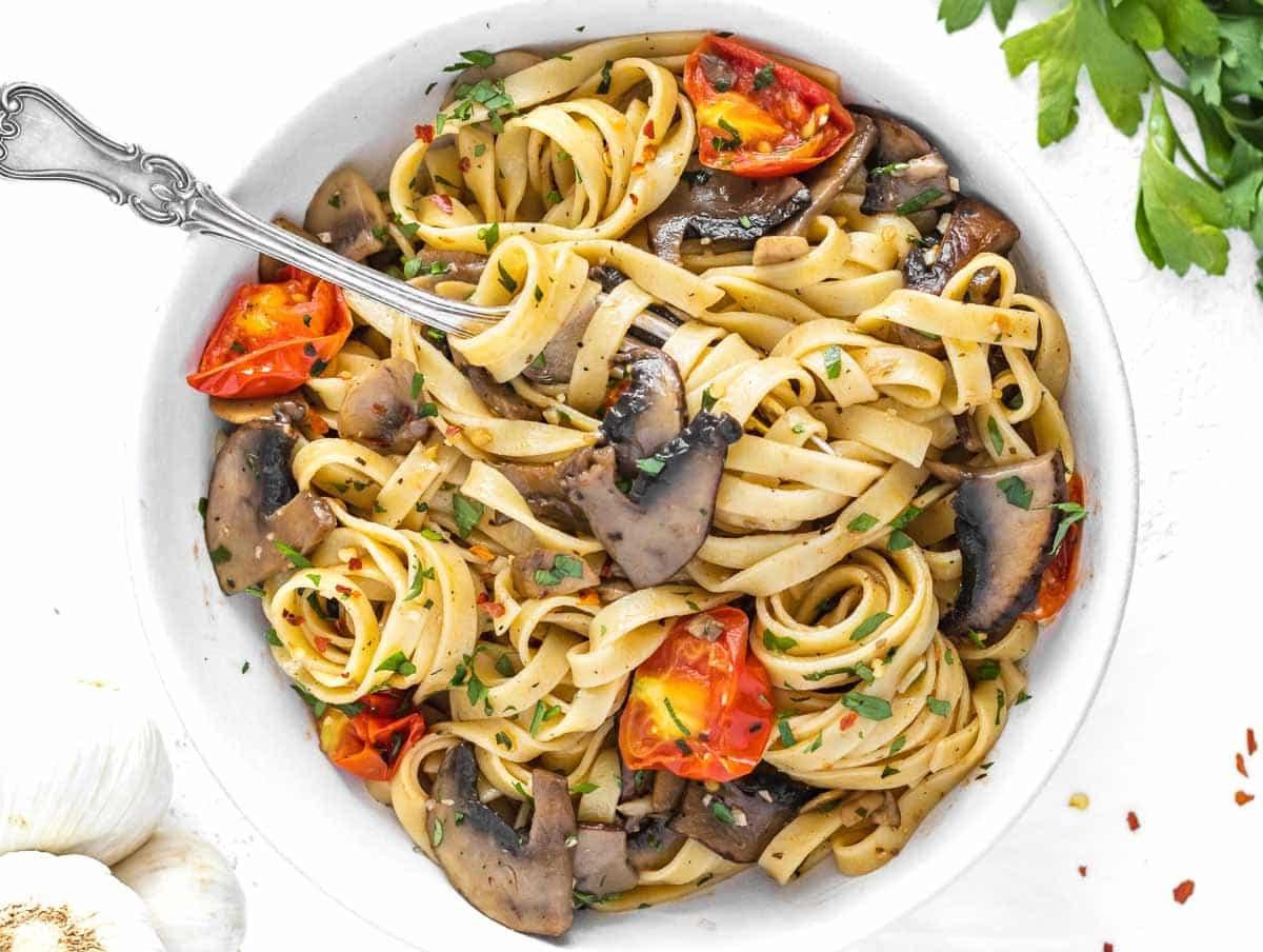Vegane Pilz-Pasta mit Kirschtomaten und Petersilie.