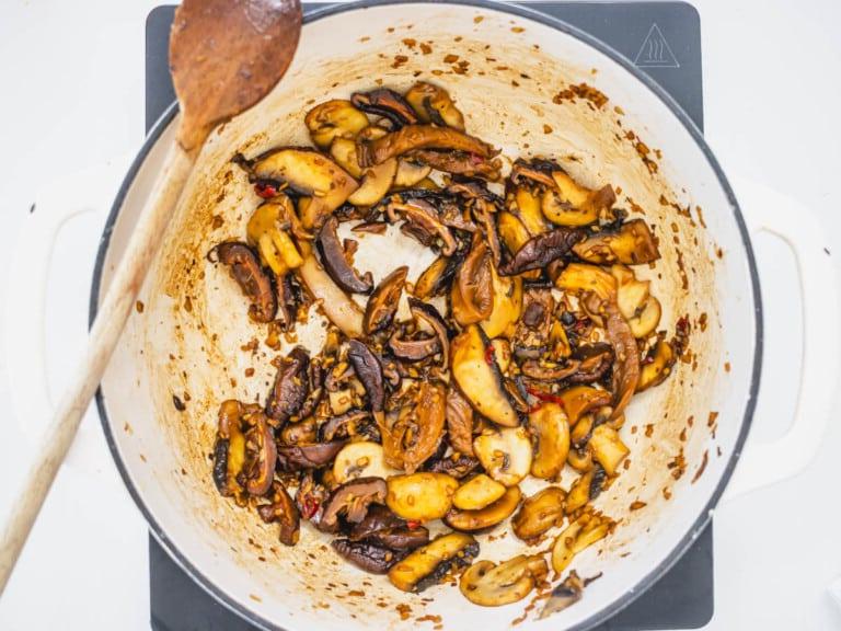 Gebratene Pilze für Tofusuppe