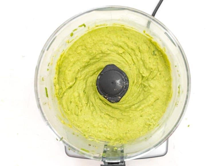 Avocado-Aufstrich in einer Küchenmaschine