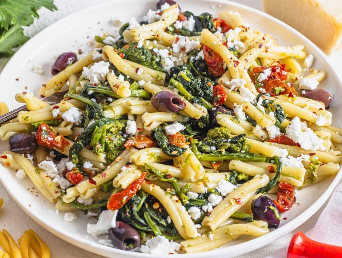Casarecce-Pasta mit Feta und roten Pfefferflocken.