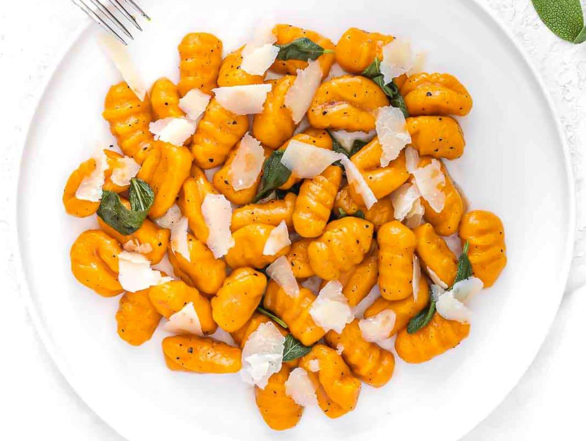 Süßkartoffel-Gnocchi mit Sauce und geriebenem Parmesan