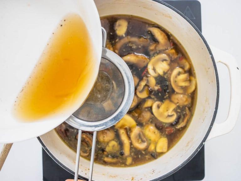 Brühe zur Tofusuppe geben