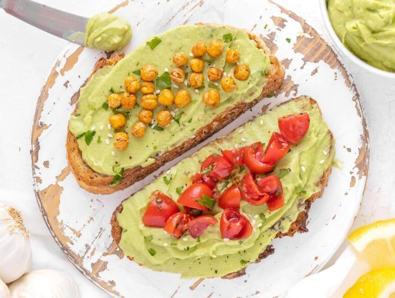 Avocado-Aufstrich auf Toast mit gerösteten Kichererbsen und Kirschtomaten
