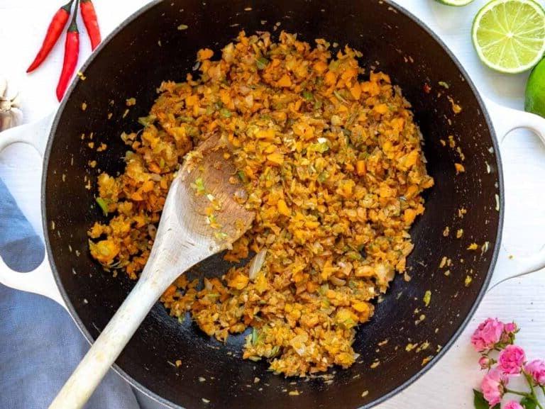 Schritt 1: Geschmacksbasis mit Zwiebel, Karotte, Sellerie, Knoblauch und Kreuzkümmel