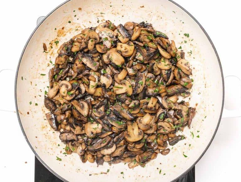 Gebratene weiße und Portobello-Pilze
