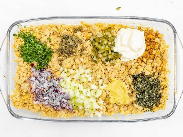 Alle Zutaten für veganen 'Thunfisch' in einem Behälter
