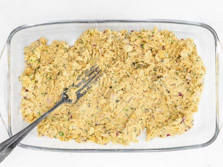 Veganer 'Thunfisch' frisch zubereitet durch Mischen aller Zutaten