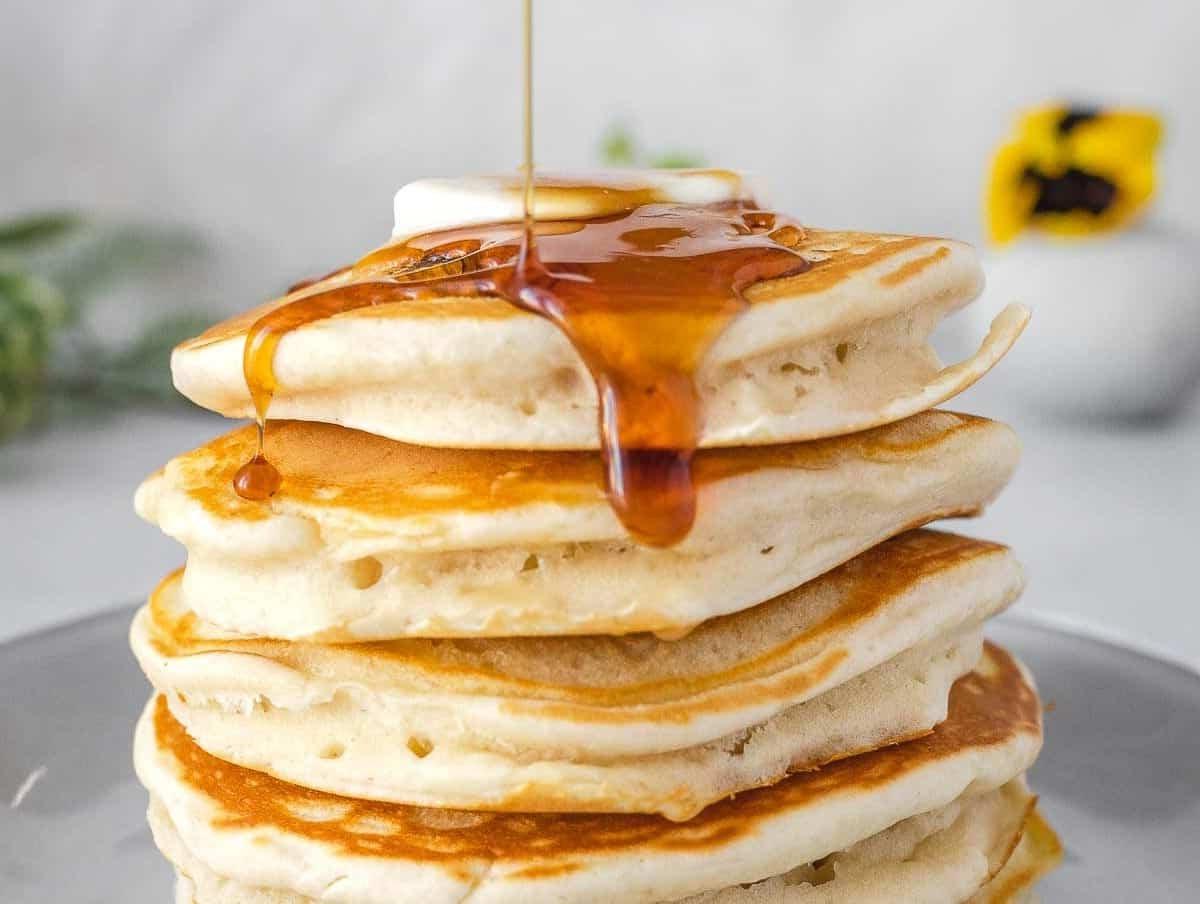 Vegane Pfannkuchen mit Ahornsirup