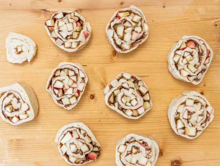 apfel-zimtschnecken auf der arbeitsplatte