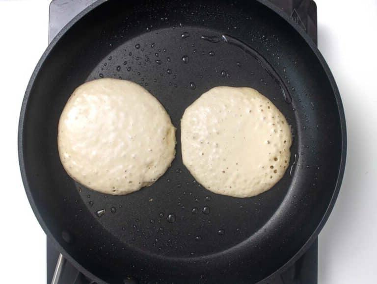 Pancake-Teig in einer Pfanne