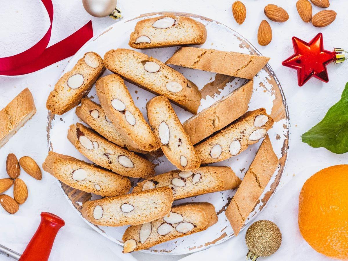 Mandel-Biscotti auf einer Platte serviert