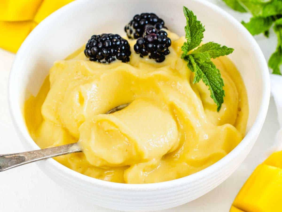 Mango-Sorbet Soft Serve und Silberlöffel